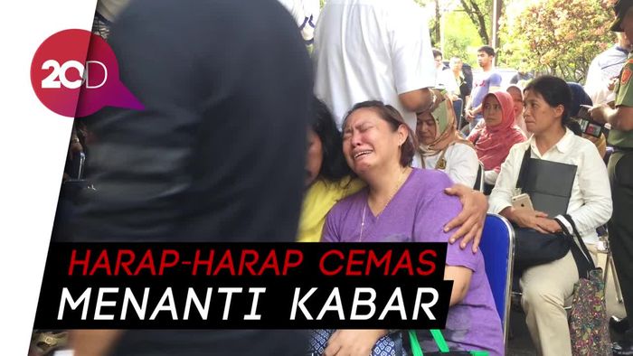 Tangis Keluarga Korban Jatuhnya Pesawat Lion Air Pecah!