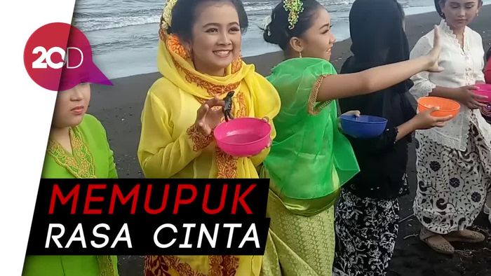 Berpakaian Adat, Ratusan Anak-anak Antusias Lepas Tukik