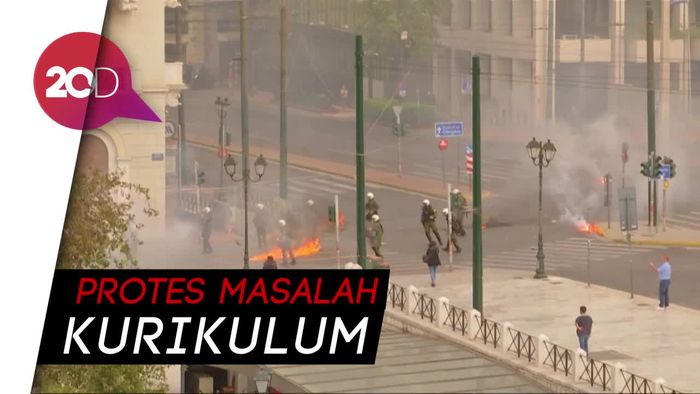 Molotov Membara! Pelajar Bentrok dengan Aparat di Yunani