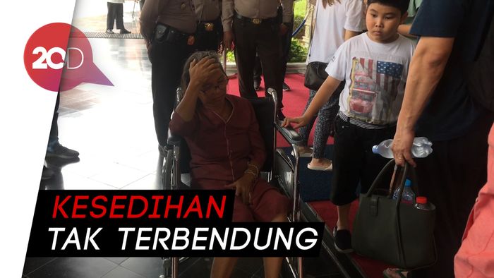 Tangis Ibunda Mawar penumpang Lion Air di Posko Bandara Soetta