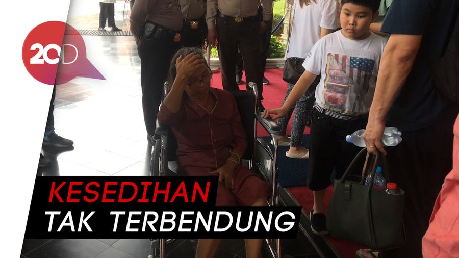 Tangis Ibunda Mawar penumpang Lion Air di Posko Bandara Soetta