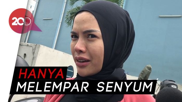 Absen Hadiri Pemakaman Mertua, Nikita Mirzani Bungkam