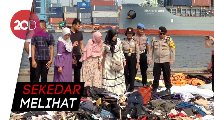Mencari yang Tersisa dari Sang Suami di Tumpukan Puing JT 610 