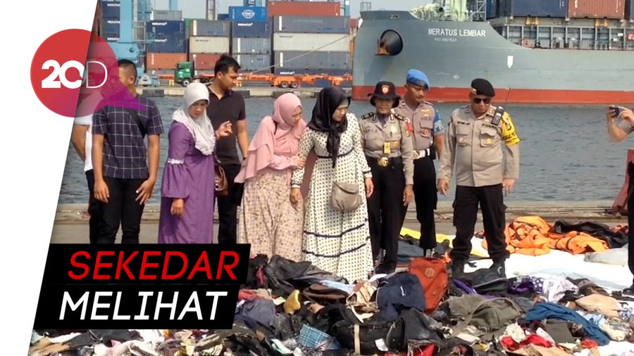 Mencari yang Tersisa dari Sang Suami di Tumpukan Puing JT 610 