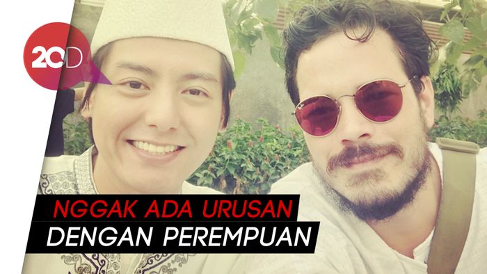 Ustaz Tegaskan Roger Danuarta Mualaf Bukan karena Perempuan