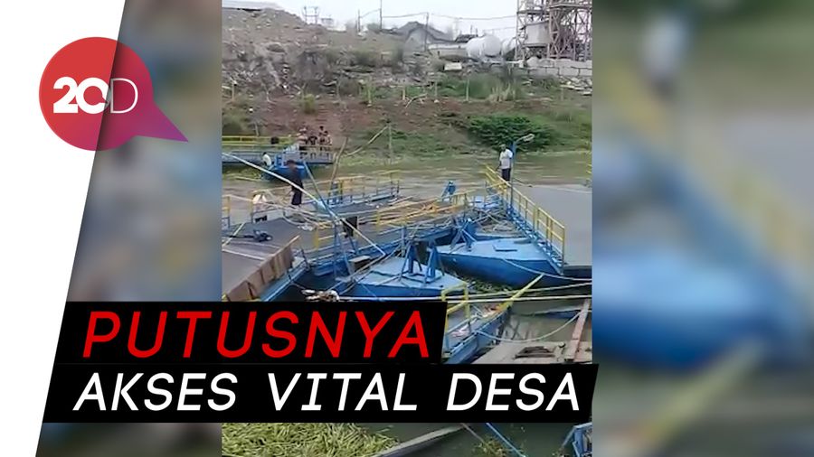 Jembatan Apung di Karawang Putus Diterjang Eceng Gondok