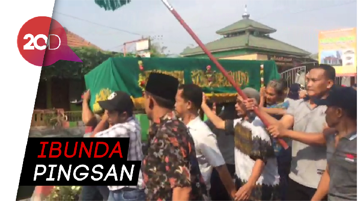 Histeria Keluarga Warnai Pemakaman Jannatun Korban Lion Air