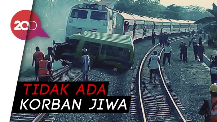 Mobil Mogok Disambar KA Maharani dan Terseret 500 Meter