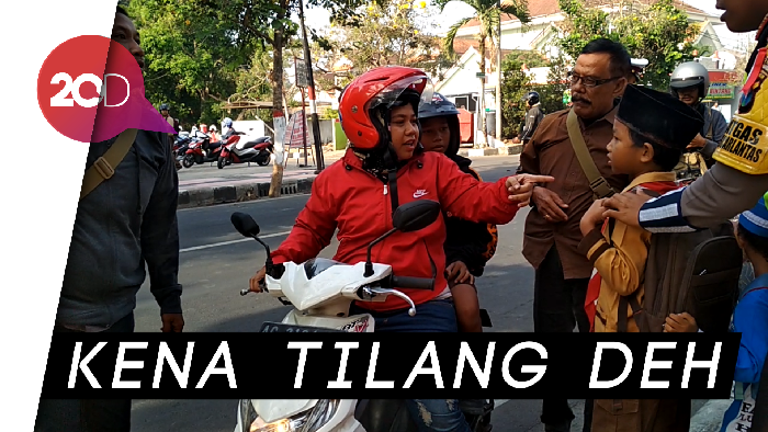 Begini Jadinya Kalau Emak-emak Nekat Bonceng Tiga