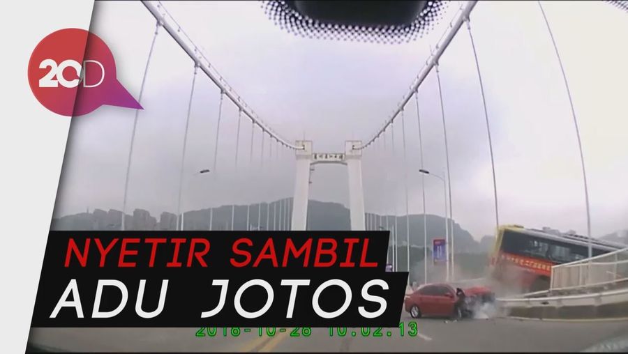Bus Terjun ke Sungai Gara-gara Sopir Berantem dengan Emak-emak