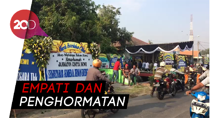 Haru! Warga Turun dari Motor saat Lintasi Rumah Korban Lion Air