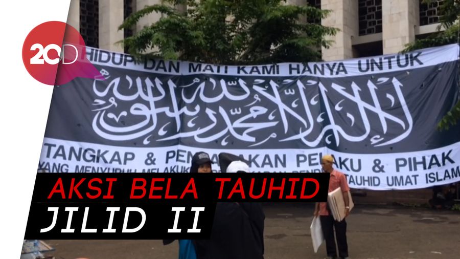 Spanduk Raksasa Kalimat Tauhid Membentang di Masjid Istiqlal