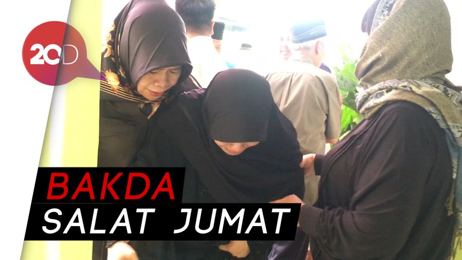 Tangis Istri Pecah Melepas Kepergian George Mustafa