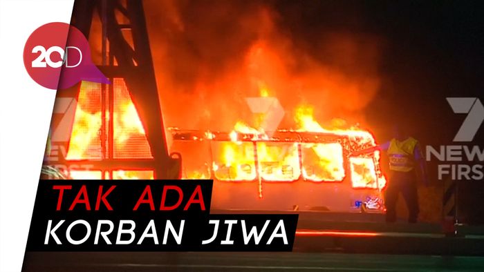Bus Terbakar di Sisi Sydney Harbour Bridge   