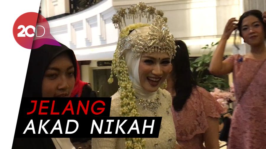 Cantiknya Melody Eks JKT48 Kenakan Kebaya Putih