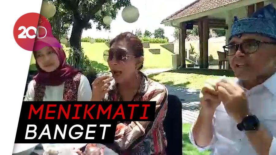 Yummy! Menteri Susi Pudjiastuti Ketagihan Makan Durian