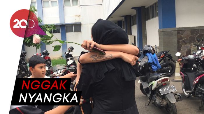 Sambangi RS Pengayoman, Kerabat Pretty Asmara Menangis Histeris