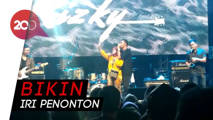 Aww! Rizky Febian Gandeng Cewek ke Atas Panggung