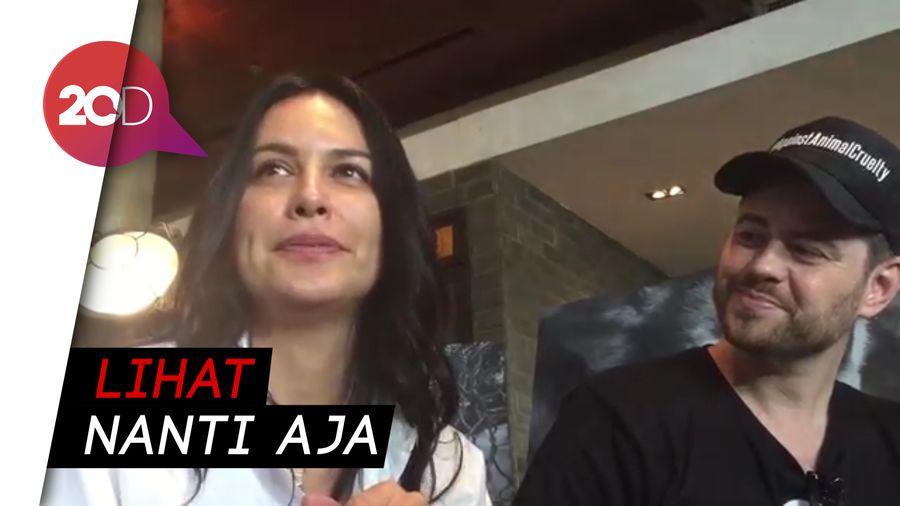 Sophia Latjuba Cengar-cengir Ditanya Soal Foto Pria Bule Bersamanya