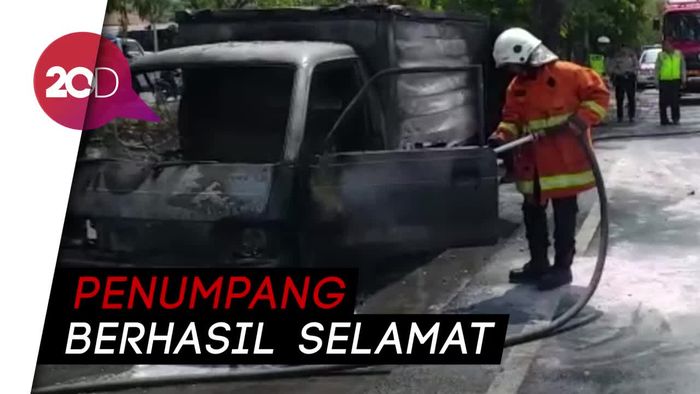 Bawa Solar, Mobil Boks Ini Terbakar di Depan SPBU