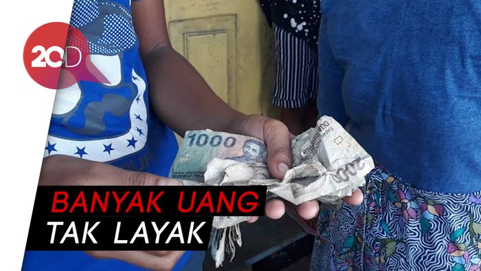 Antusiasme Warga Saumlaki Tukar Uang Lecek Jadi Baru