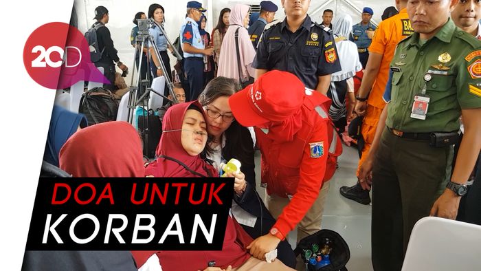 Haru! Keluarga Korban Tabur Bunga di Titik Jatuhnya Lion Air