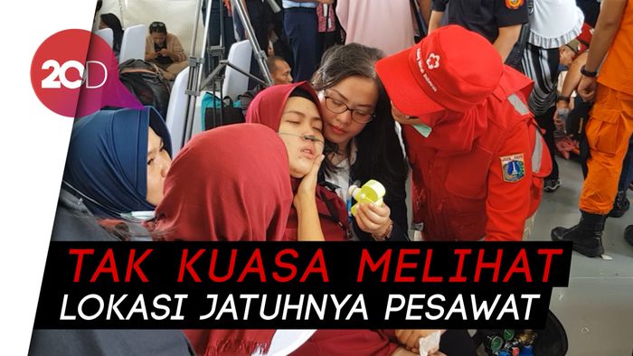 Istri Pramugara Lion Air JT 610 Pingsan Saat Tabur Bunga