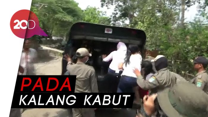 Lagi Indehoi di Siang Bolong, PSK Kocar-kacir Digerebek Pol PP