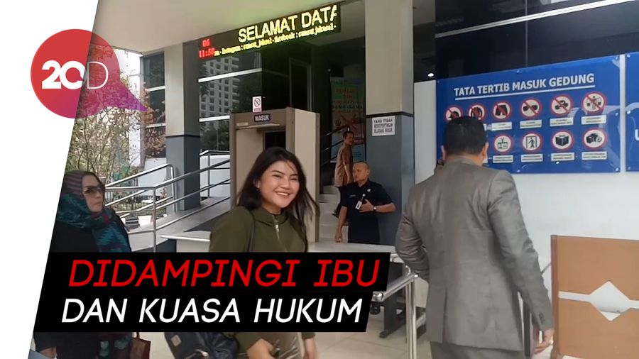 Senyum Meldi Saat Polisikan Dewi Persik