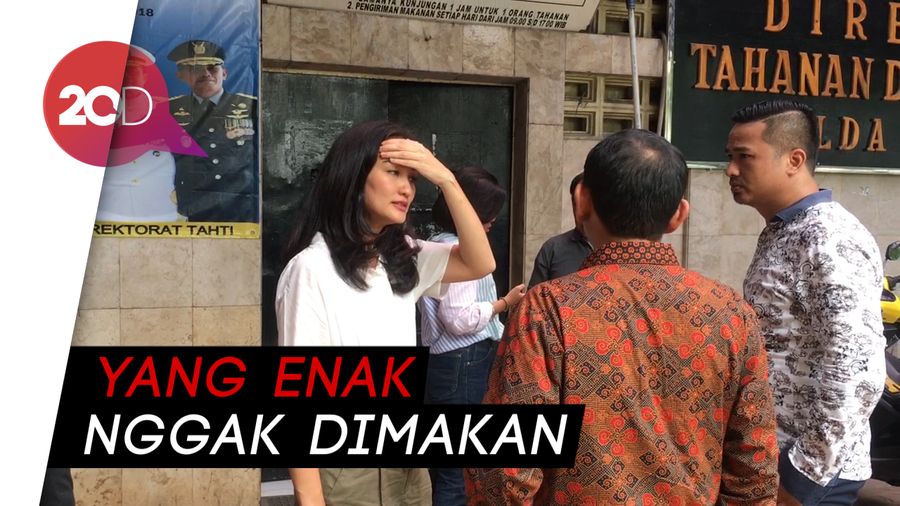  Bubur, Bawaan Wajib Atiqah Saat Jenguk Ratna Sarumpaet