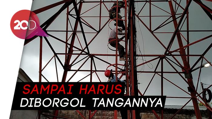 Drama Penyelamatan Pria Depresi Nekat Panjat Tower