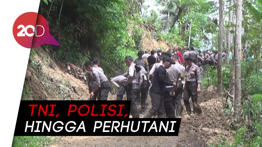 Gotong Royong Bersihkan Longsor di Trenggalek