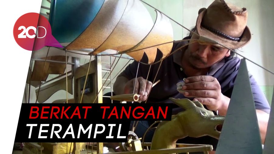 Warga Jombang Sulap Kayu Limbah jadi Karya Jutaan Rupiah