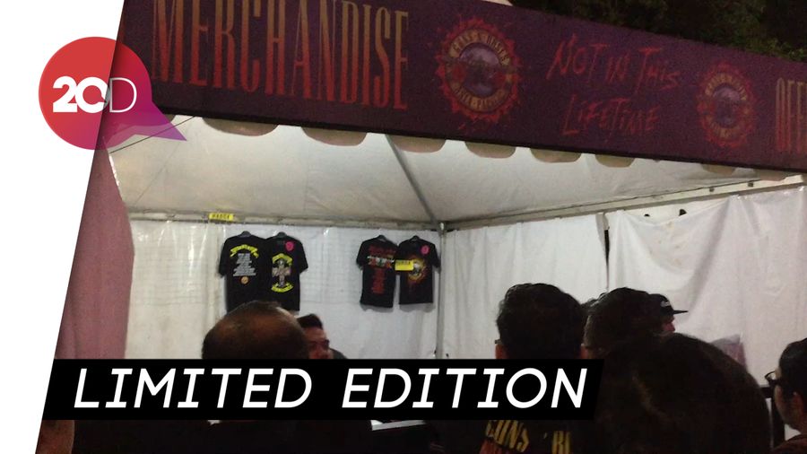 Merchandise Guns N’ Roses Ramai Diburu Penonton