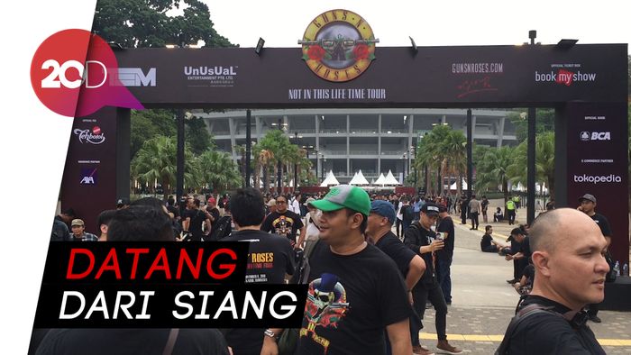Penggemar Guns N Roses Sudah Padati GBK