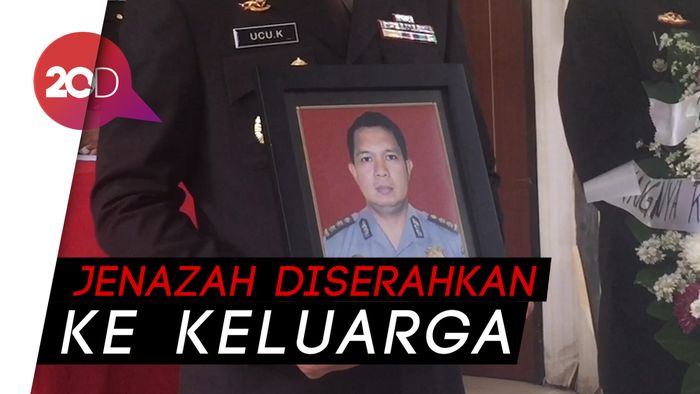 Penghormatan Terakhir Polri untuk AKBP Sekar Korban Lion Air