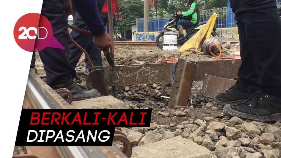 KAI Daop I Pasang Palang Rel yang Kerap Dijajah Pemotor