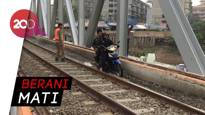 Rel Kereta Dijajah Pemotor