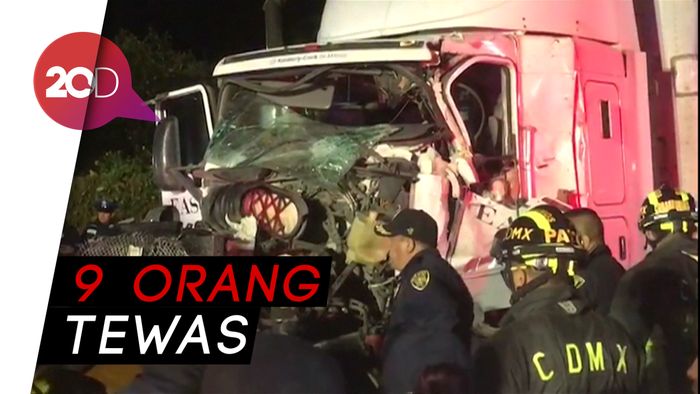 Rem Blong, Truk Bonyok Hantam Mobil-mobil di Jalan Tol 