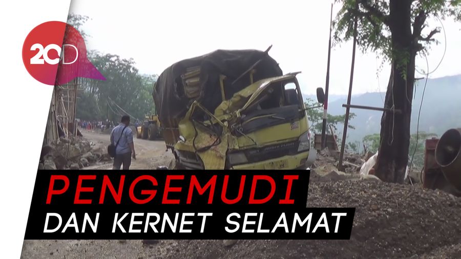 Truk Tertimpa Longsor di Trenggalek Dievakuasi