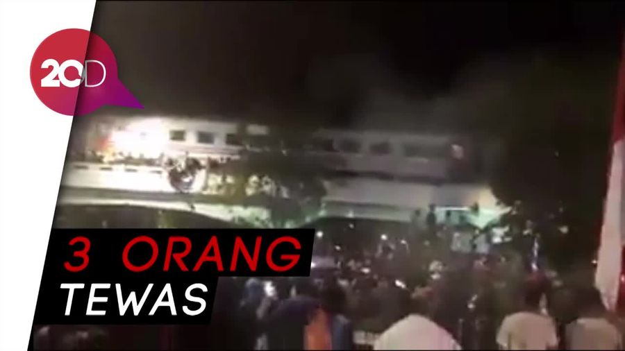 Ngeri! Saat Penonton Drama Surabaya Membara Jatuh dari Viaduk