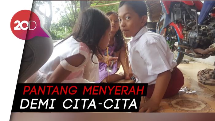 Kisah Bocah Abdul, Semangat Sekolah Meski Harus Merangkak