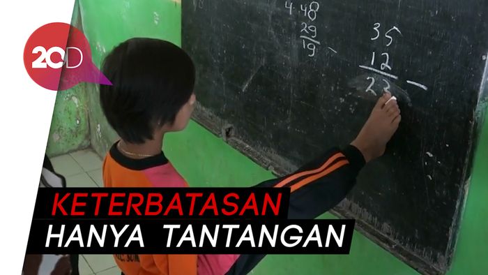 Meski Nulis Pakai Kaki, Cita-cita Melisa jadi Guru Takkan Berhenti