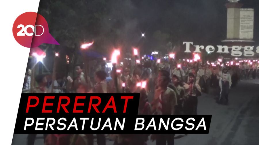 Sambut Hari Pahlawan, Ribuan Santri Trenggalek Gelar Pawai Obor