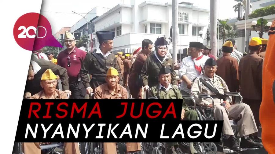 Menggelegar! Risma Bacakan Puisi Peringati Hari Pahlawan