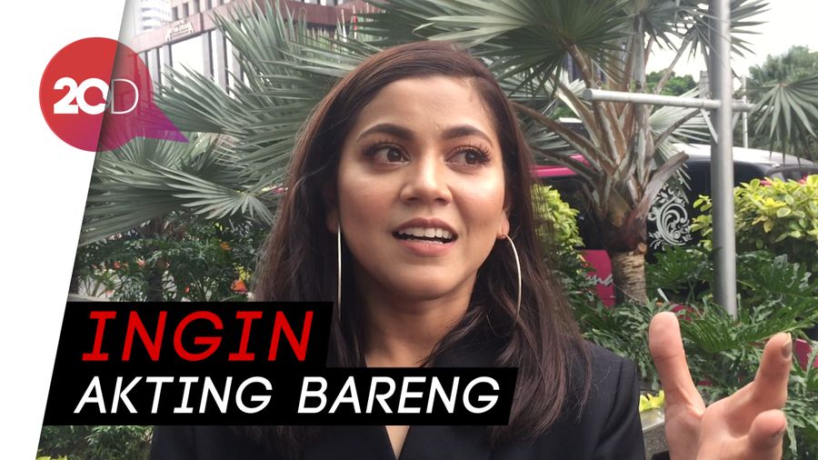 Aktris Malaysia Ini Ngefans Banget sama Reza Rahadian
