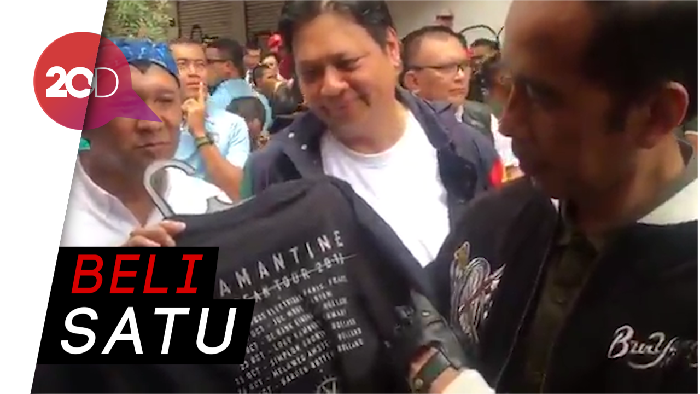 Gokil! Ini Momen Saat Jokowi Beli Kaos Tur Eropa Burgerkill
