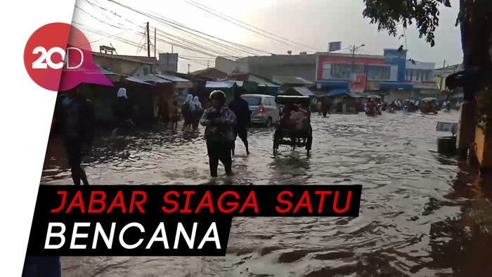 Nekat Terobos Banjir Dayeuhkolot, Belasan Motor Mogok