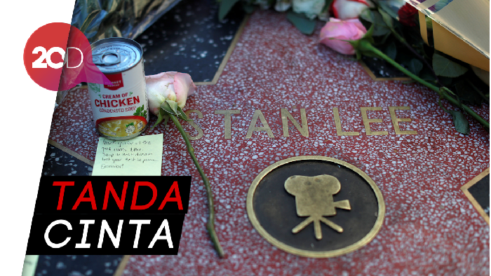 Bunga hingga Kaleng Sup Penghormatan Terakhir Fans untuk Stan Lee