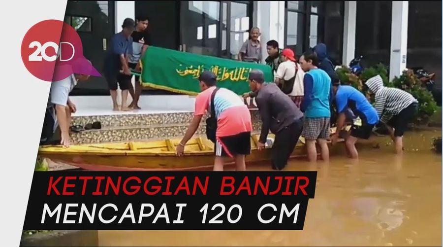 Jenazah Dinaikkan ke Perahu, Terobos Banjir Bandung 